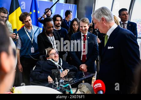 Brüssel, Belgien April 2024. König Philippe – Filip von Belgien spricht nach einer Plenartagung des Europäischen Parlaments in Brüssel am Mittwoch, den 10. April 2024 mit jungen Europäern. Der belgische König wird anlässlich des belgischen Ratsvorsitzes der Europäischen Union vor dem Parlament sprechen. BELGA FOTO LAURIE DIEFFEMBACQ Credit: Belga News Agency/Alamy Live News Stockfoto