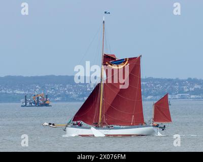 Sheerness, Kent, Großbritannien. April 2024. Wetter in Großbritannien: Sonnige Ausbrüche für die Crew der Themse, die die Blue Mermaid am Nachmittag in Sheerness in Kent gesehen hat. Blue Mermaid gehört dem Sea-Change Sailing Trust (der jungen Menschen und schutzbedürftigen Erwachsenen Möglichkeiten bot), der eine Holzladung nach Lower Halstow lieferte. Quelle: James Bell/Alamy Live News Stockfoto