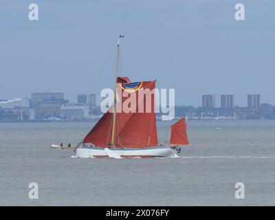 Sheerness, Kent, Großbritannien. April 2024. Wetter in Großbritannien: Sonnige Ausbrüche für die Crew der Themse, die die Blue Mermaid am Nachmittag in Sheerness in Kent gesehen hat. Blue Mermaid gehört dem Sea-Change Sailing Trust (der jungen Menschen und schutzbedürftigen Erwachsenen Möglichkeiten bot), der eine Holzladung nach Lower Halstow lieferte. Quelle: James Bell/Alamy Live News Stockfoto