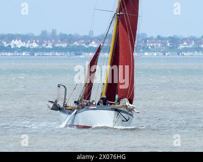 Sheerness, Kent, Großbritannien. April 2024. Wetter in Großbritannien: Sonnige Ausbrüche für die Crew der Themse, die die Blue Mermaid am Nachmittag in Sheerness in Kent gesehen hat. Blue Mermaid gehört dem Sea-Change Sailing Trust (der jungen Menschen und schutzbedürftigen Erwachsenen Möglichkeiten bot), der eine Holzladung nach Lower Halstow lieferte. Quelle: James Bell/Alamy Live News Stockfoto