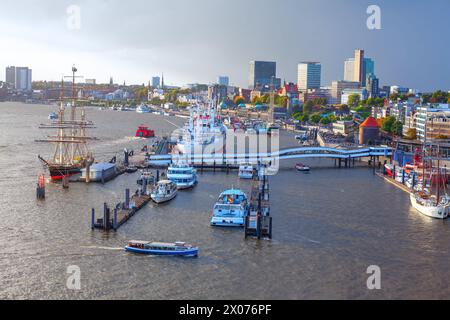 Panoramablick auf das Elbufer in Hamburg, Deutschland. Boote auf der Elbe in Hamburg Stockfoto