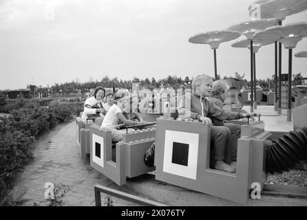 Aktuell 30 - 6 - 1973: Spielland für Jung und Alt Legoland ist ein Mini-Königreich, das nur vom Tourismus lebt. Letztes Jahr wurde diese Fantasiewelt in der Nähe von Billund in Dänemark von nicht weniger als 777.000 begeisterten Menschen besucht – Jung und Alt. Der Spitzenbesuch an einem Tag beträgt 20.000 Personen. Legoland ist eine Abenteuerwelt für Kinder, aber es zieht immer noch mehr Erwachsene an. Letztes Jahr waren 70 Prozent der Besucher Erwachsene. Foto: Ivar Aaserud / aktuell / NTB ***FOTO NICHT BEARBEITET*** Stockfoto