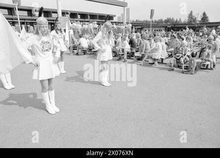 Aktuell 30 - 6 - 1973: Spielland für Jung und Alt Legoland ist ein Mini-Königreich, das nur vom Tourismus lebt. Letztes Jahr wurde diese Fantasiewelt in der Nähe von Billund in Dänemark von nicht weniger als 777.000 begeisterten Menschen besucht – Jung und Alt. Der Spitzenbesuch an einem Tag beträgt 20.000 Personen. Legoland ist eine Abenteuerwelt für Kinder, aber es zieht immer noch mehr Erwachsene an. Letztes Jahr waren 70 Prozent der Besucher Erwachsene. Foto: Ivar Aaserud / aktuell / NTB ***FOTO NICHT BEARBEITET*** Stockfoto