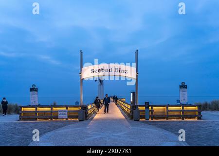 Seebrücke Binz Schild Seebad Binz an der Seebrücke von Binz in der Abenddämmerung, Insel Rügen, Mecklenburg-Vorpommern, Deutschland Seebad Binz Zeichen Stockfoto