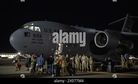 US-Luftstreitkräfte mit der 21. Airlift-Geschwader begrüßen und entladen Ausrüstung von einer C-17 Globemaster III auf der Fluglinie auf der Travis Air Force Base Stockfoto