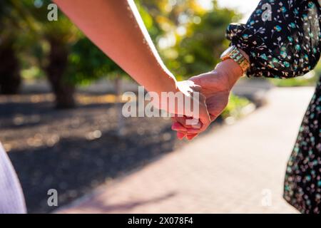 Nahaufnahme von zwei Frauenhänden, die Hände halten. Stockfoto