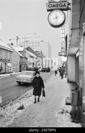 Aktuell 6 - 5 - 1973: Mörketiden eine Volkskrankheit im Norden die Stunden der Dunkelheit führen zu Schlafproblemen für große Teile der Bevölkerung in Nordnorwegen. Die Zahl der psychischen Störungen steigt, Depressionen und Angstzustände treten bei einer Reihe von Menschen auf, wenn die Sonne vom Himmel verschwindet. Der Psychiater Harald Reppesgaard ist sehr an diesem besonderen Phänomen interessiert. Er hofft auf eine verstärkte Erforschung der „Krankheit des dunklen Zeitalters“, wenn die Universität nun in Tromsø erweitert wird. Foto: Sverre A. Børretzen / aktuell / NTB ***FOTO NICHT BEARBEITET*** Stockfoto