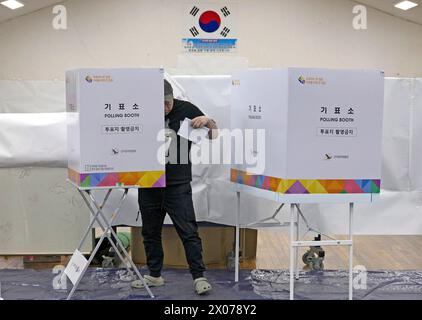 Seoul, Südkorea. April 2024. Ein Wähler gibt am 10. April 2024 in einem Wahllokal in Seoul, Südkorea, eine Stimme ab. Südkoreaner gingen am Mittwoch zu den Wahlen für die Parlamentswahlen, um 300 Mitglieder der Nationalversammlung zu wählen. Die Wahlen, die ab 6:00 Uhr Ortszeit begannen, sollten nach Angaben der Nationalen Wahlkommission 12 Stunden in 14.259 Wahllokalen im ganzen asiatischen Land dauern. Quelle: Jun Hyosang/Xinhua/Alamy Live News Stockfoto