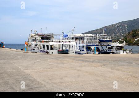 Nisyros, Griechenland - 10. Mai 2023: Ausflugsboote liegen im Hafen von Mandrakia auf der Insel Nisyros. Dodekanese, Griechenland Stockfoto