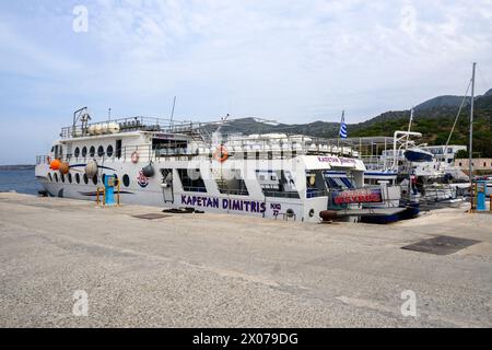 Nisyros, Griechenland - 10. Mai 2023: Ausflugsboote liegen im Hafen von Mandrakia auf der Insel Nisyros. Dodeca Stockfoto