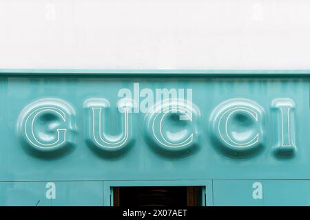 London, England, Großbritannien - 27. Juni 2023: Vor dem Gucci-Geschäft in der New Bond Street im Zentrum von London Stockfoto