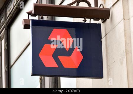 London, England, UK - 28. Juni 2023: Schild über dem Eingang der Niederlassung der Natwest Bank im Zentrum von London Stockfoto