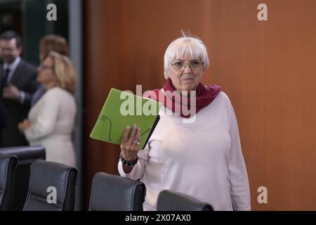 Auftaktbilder, Claudia Roth Auftaktbilder, Kabinettssitzung der Bundesregierung mit Bundesministern und Staatssekretären. Claudia Roth, BKM, Beauftragte der Bundesregierung für Kultur und Medien, die Grünen mit grüner Akte Berlin Berlin GER *** Eröffnungsbilder, Claudia Roth Eröffnungsbilder, Kabinettssitzung der Bundesregierung mit Bundesministern und Staatssekretären Claudia Roth, BKM, Beauftragte der Bundesregierung für Kultur und Medien, die Grünen mit grüner Datei Berlin Berlin GER Stockfoto