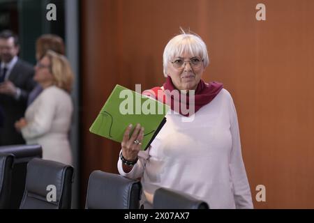 Auftaktbilder, Claudia Roth Auftaktbilder, Kabinettssitzung der Bundesregierung mit Bundesministern und Staatssekretären. Claudia Roth, BKM, Beauftragte der Bundesregierung für Kultur und Medien, die Grünen mit grüner Akte Berlin Berlin GER *** Eröffnungsbilder, Claudia Roth Eröffnungsbilder, Kabinettssitzung der Bundesregierung mit Bundesministern und Staatssekretären Claudia Roth, BKM, Beauftragte der Bundesregierung für Kultur und Medien, die Grünen mit grüner Datei Berlin Berlin GER Stockfoto