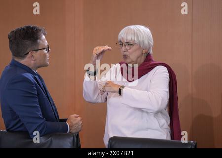 Auftaktbilder, Claudia Roth, Carsten Schneider Auftaktbilder, Kabinettssitzung der Bundesregierung mit Bundesministern und Staatssekretären. Claudia Roth, BKM, Beauftragte der Bundesregierung für Kultur und Medien, die Grünen, Carsten Schneider, Beauftragter der Bundesregierung für Ostdeutschland Berlin Berlin GER *** Eröffnungsbilder, Claudia Roth, Carsten Schneider Eröffnungsbilder, Kabinettssitzung der Bundesregierung mit Bundesministern und Staatssekretären Claudia Roth, BKM, der Beauftragte der Bundesregierung für Kultur und Medien, die Grünen, Carsten Schneider, Bundesgouverneur Stockfoto