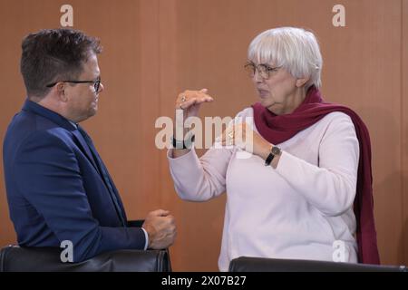 Auftaktbilder, Claudia Roth, Carsten Schneider Auftaktbilder, Kabinettssitzung der Bundesregierung mit Bundesministern und Staatssekretären. Claudia Roth, BKM, Beauftragte der Bundesregierung für Kultur und Medien, die Grünen, Carsten Schneider, Beauftragter der Bundesregierung für Ostdeutschland Berlin Berlin GER *** Eröffnungsbilder, Claudia Roth, Carsten Schneider Eröffnungsbilder, Kabinettssitzung der Bundesregierung mit Bundesministern und Staatssekretären Claudia Roth, BKM, der Beauftragte der Bundesregierung für Kultur und Medien, die Grünen, Carsten Schneider, Bundesgouverneur Stockfoto