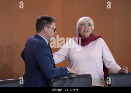 Auftaktbilder, Claudia Roth, Carsten Schneider Auftaktbilder, Kabinettssitzung der Bundesregierung mit Bundesministern und Staatssekretären. Claudia Roth, BKM, Beauftragte der Bundesregierung für Kultur und Medien, die Grünen, Carsten Schneider, Beauftragter der Bundesregierung für Ostdeutschland Berlin Berlin GER *** Eröffnungsbilder, Claudia Roth, Carsten Schneider Eröffnungsbilder, Kabinettssitzung der Bundesregierung mit Bundesministern und Staatssekretären Claudia Roth, BKM, der Beauftragte der Bundesregierung für Kultur und Medien, die Grünen, Carsten Schneider, Bundesgouverneur Stockfoto