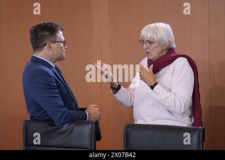 Auftaktbilder, Claudia Roth, Carsten Schneider Auftaktbilder, Kabinettssitzung der Bundesregierung mit Bundesministern und Staatssekretären. Claudia Roth, BKM, Beauftragte der Bundesregierung für Kultur und Medien, die Grünen, Carsten Schneider, Beauftragter der Bundesregierung für Ostdeutschland Berlin Berlin GER *** Eröffnungsbilder, Claudia Roth, Carsten Schneider Eröffnungsbilder, Kabinettssitzung der Bundesregierung mit Bundesministern und Staatssekretären Claudia Roth, BKM, der Beauftragte der Bundesregierung für Kultur und Medien, die Grünen, Carsten Schneider, Bundesgouverneur Stockfoto