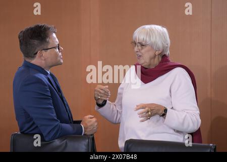 Auftaktbilder, Claudia Roth, Carsten Schneider Auftaktbilder, Kabinettssitzung der Bundesregierung mit Bundesministern und Staatssekretären. Claudia Roth, BKM, Beauftragte der Bundesregierung für Kultur und Medien, die Grünen, Carsten Schneider, Beauftragter der Bundesregierung für Ostdeutschland Berlin Berlin GER *** Eröffnungsbilder, Claudia Roth, Carsten Schneider Eröffnungsbilder, Kabinettssitzung der Bundesregierung mit Bundesministern und Staatssekretären Claudia Roth, BKM, der Beauftragte der Bundesregierung für Kultur und Medien, die Grünen, Carsten Schneider, Bundesgouverneur Stockfoto