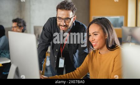 Der Dozent unterstützt den Stipendiaten bei Project und berät bei ihrer Arbeit. Lehrer gibt Unterricht für verschiedene multiethnische Gruppen von weiblichen und männlichen Schülern im College Room, unterrichtet neue akademische Fähigkeiten am Computer. Stockfoto