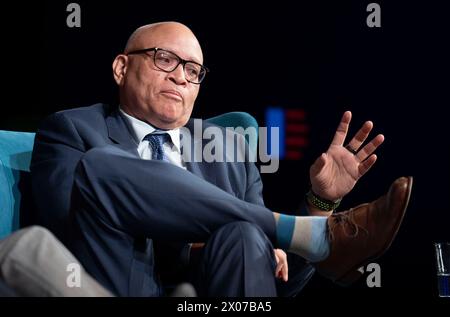 LARRY WILMORE, der mit dem Emmy-Preis ausgezeichnete Produzent, Schauspieler und Komiker, spricht über die Rolle der Technologie bei der Polarisation und der Erosion der Demokratie auf dem Trust.News.Democracy Journalism Forum am 9. April 2024 in der LBJ Presidential Library in Austin. Quelle: Bob Daemmrich/Alamy Live News Stockfoto