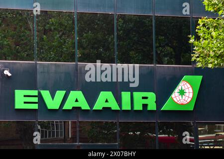 London, England, Großbritannien - 28. Juni 2023: Großes Schild an der Außenseite der Eva Air Airline Büros in London. Die Fluggesellschaft ist Teil der Evergreen Group. Stockfoto