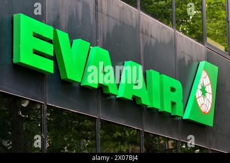 London, England, Großbritannien - 28. Juni 2023: Großes Schild an der Außenseite der Eva Air Airline Büros in London. Die Fluggesellschaft ist Teil der Evergreen Group. Stockfoto