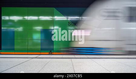 S-Bahn-Zug fährt in die Haltestelle Stadtmitte ein. 08.04.2024 Einfahrende S-Bahn Stuttgart Deutschland *** S-Bahn Ankunft an der Haltestelle Stadtmitte 08 04 2024 Anreise S-Bahn Stuttgart Deutschland Stockfoto