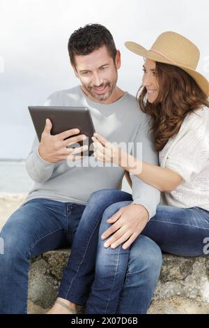 Paar mit einem digitalen Tablet im Freien Stockfoto