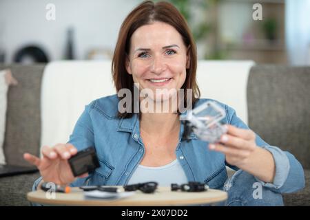 Schöne moderne Frau mit einer Videokamera Stockfoto