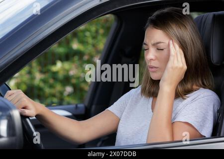 Gestresste Fahrerin, die in ihrem Auto sitzt Stockfoto