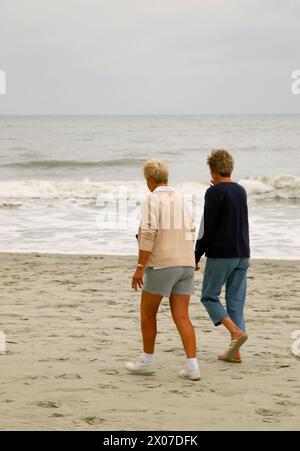 Ein paar Spaziergänge am Strand im Herbst Myrtle Beach SC USA Stockfoto