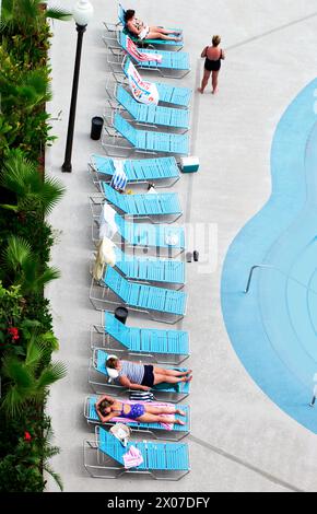 Liegestühle am Pool im Myrtle Beach SC USA Stockfoto