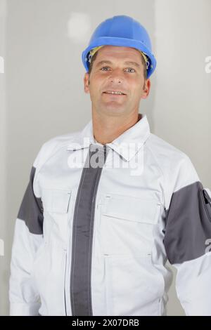 Portrait eines lächelnden Baumeisters in Uniform Stockfoto