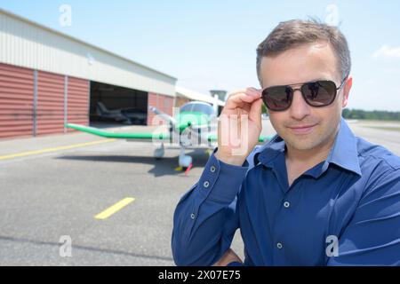 Porträt eines Mannes mittleren Alters außerhalb des Hangars Stockfoto