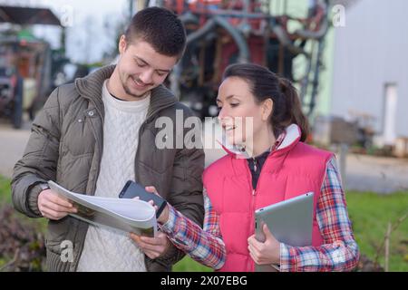 Verkäuferin versuchen, neuen Traktor, Winzer zu verkaufen Stockfoto