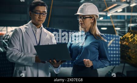 Ingenieur und Techniker, die an der Satellitenkonstruktion arbeiten. Luft- und Raumfahrtbehörde: Ein Team von Wissenschaftlern, die technologische Ausrüstung und Laptop-Computer nutzen, um Raumfahrzeuge für die Weltraumforschung zu entwickeln. Stockfoto