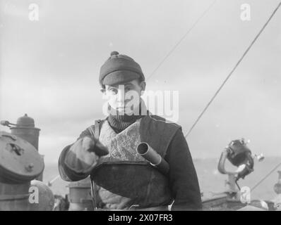 Ein Foto eines Yeomans mit Signalen, der im Februar 1942 an Bord des Zerstörers der Tribal-Klasse HMS Eskimo im Dienst war. Das Bild zeigt Marineoperationen in den nördlichen Gewässern während des Zweiten Weltkriegs Stockfoto