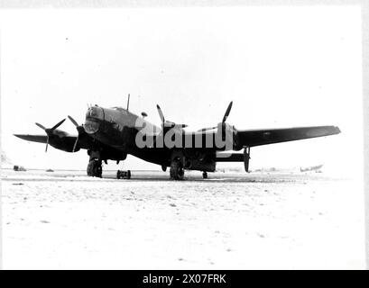 Fotografisches negativ mit Personal und Flugzeugen der Royal Air Force in Großbritannien zwischen 1940 und 1945. Stockfoto