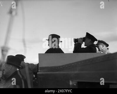 Am 28. September 1943 beobachteten Donald Nelson vom US war Production Board, Oliver Lyttelton, der britische Produktionsminister, und ihre Partei kombinierte Marineübungen von der Brücke des HMS Wrestlers in Greenock. Stockfoto