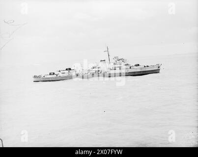 DIE POLNISCHE MARINE IM NORMANDIE-FELDZUG, JUNI-AUGUST 1944 - der polnische Zerstörer ORP Krakowiak (L115) greift während des D-Day, Normandie, 6. Juni 1944 feindliche Positionen auf dem Königssektor des Gold-Angriffsgebiets ein. Foto von USS LST-25 der 101. LST-Division, Angriffsgruppe G-3 (mit der 151. und 56. Brigade-Gruppe, 50. Division) polnische Marine, polnische Marine, ORP Krakowiak Stockfoto