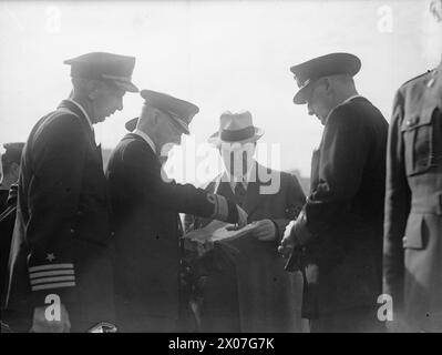 Colonel Frank Knox, US Navy Secretary, besucht am 19. September 1943 eine britische Marinebasis in Greenock und inspiziert den Ankerplatz mit Konteradmiral Sir Richard Hill und Konteradmiral Bradley. Stockfoto