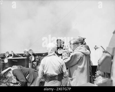Die HMS Dido und die amerikanischen Zerstörer leisteten am 12. Mai 1944 im Mittelmeer Unterstützung bei der Brandbekämpfung, bombardierten feindliche Stellungen auf dem Appian Way bei Terracina und stellten sich während des italienischen Vormarsches gegen schwere Artillerie bei Gaeta. Stockfoto