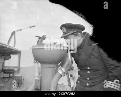 Die HMS Zulu, ein britischer Zerstörer, führt im September 1940 Schießübungen mit Commander J.S. Crawford auf der Brücke durch. Stockfoto