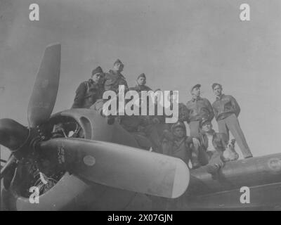 Die Besatzung des B-24 Liberator 'Vagabond King' der 565th Bomb Squadron, 389th Bomb Group, United States Eighth Air Force, posierte auf dem Flugzeug, nachdem sie in den Jahren 1942 bis 1945 über 250.000 Meilen auf Kampfeinsätzen geflogen war. Stockfoto