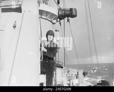 ZERSTÖRER. FEBRUAR 1942, AN BORD DES ZERSTÖRERS DER STAMMESKLASSE HMS ESKIMO IN DEN NÖRDLICHEN BREITEN. - Ein Waffensteueroffizier Stockfoto