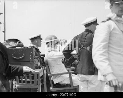 Am 12. Mai 1944 führte die HMS Dido, begleitet von amerikanischen Zerstörern im Mittelmeer, ein schikanierendes Feuer auf dem Appian Way bei Terracina und feindliche Artillerie bei Gaeta durch, beobachtet von Konteradmiral John M Mansfield und Captain John Terry. Stockfoto