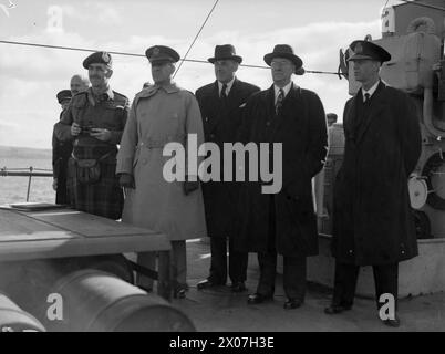 Am 28. September 1943 beobachteten Produktionsbeamte, darunter Donald Nelson und Oliver Lyttelton, kombinierte Marineübungen von HMS Wrestler und einem begleitenden Zerstörer in Greenock. Stockfoto