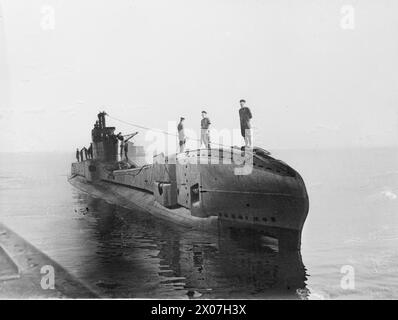 DAS U-BOOT THUNDERBOLT, EHEMALS HMS THETIS, KEHRTE NACH EINER PATROUILLE NACH HARBOUR ZURÜCK. 1940. - HMS THUNDERBOLT Royal Navy, HMS Thakeham, Minesweeper (1957) Stockfoto