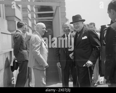 Winston Churchill trifft am 19. Mai 1943 im Repräsentantenhaus ein, um vor dem US-Kongress in einer 55-minütigen Rede zu sprechen, die weltweit übertragen wird. Stockfoto